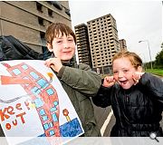 Reynolds poses with younger sister Niamh 