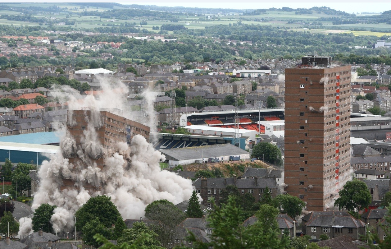 Dundee clear up begins following Hilltown demolition : July 2013 : News